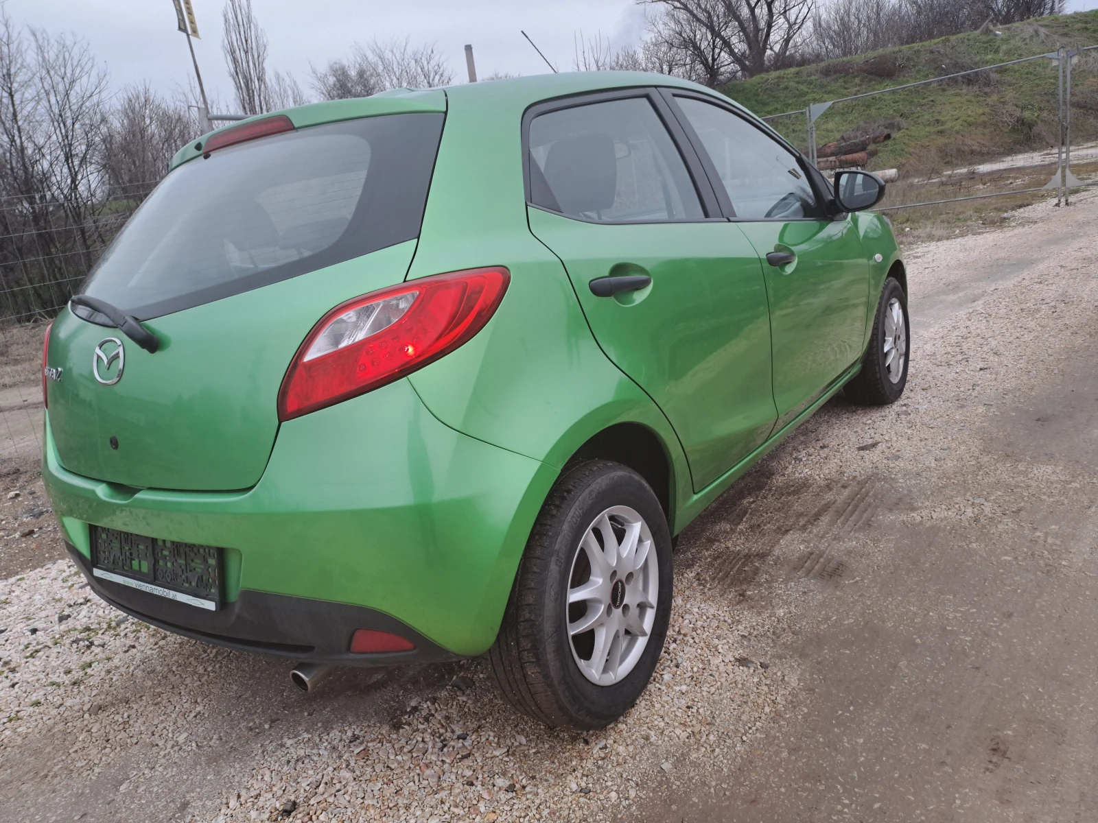 Mazda 2 1.3i ESKLUZIVE SPEZIALL, снимка 3 - Автомобили и джипове - 53804359