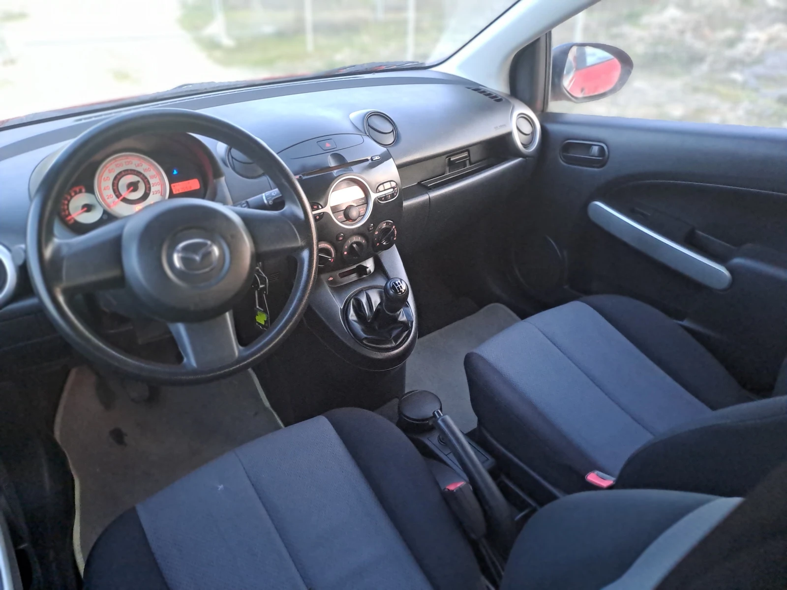 Mazda 2 1.3i ESKLUZIVE SPEZIALL, снимка 4 - Автомобили и джипове - 53804359
