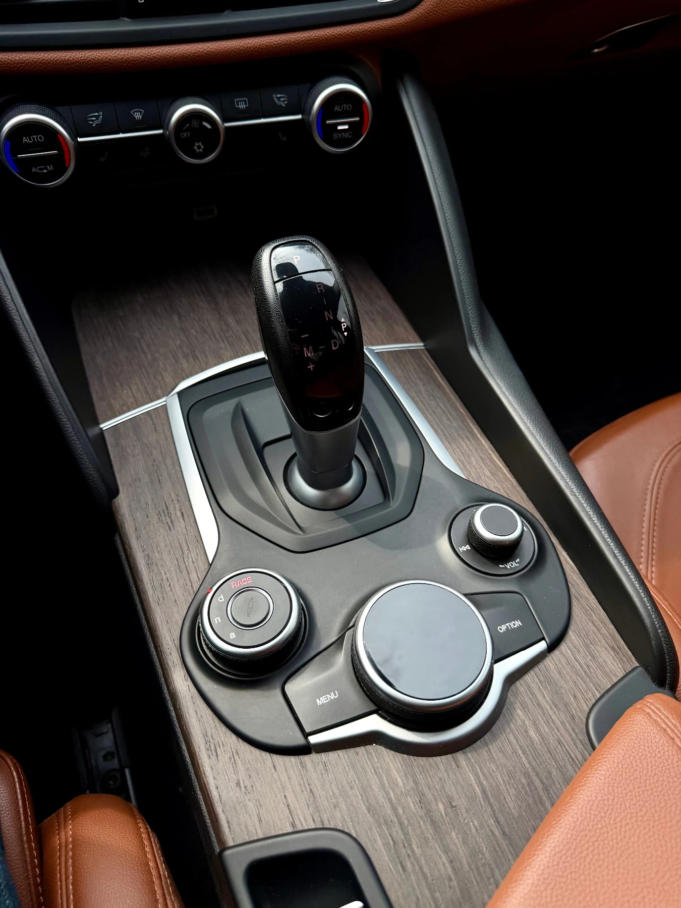 Alfa Romeo Giulia 2.0 RWD Ti, снимка 12 - Автомобили и джипове - 53984925