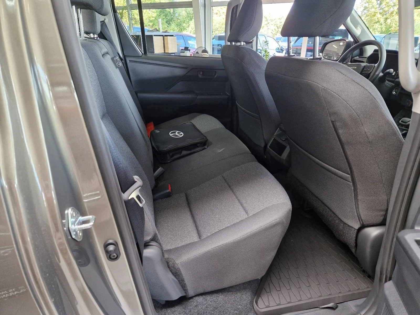 Toyota Hilux DOUBLE CAB / 2.8D D-4D/ DUTY / LED / CAMERA / , снимка 15 - Автомобили и джипове - 56705161