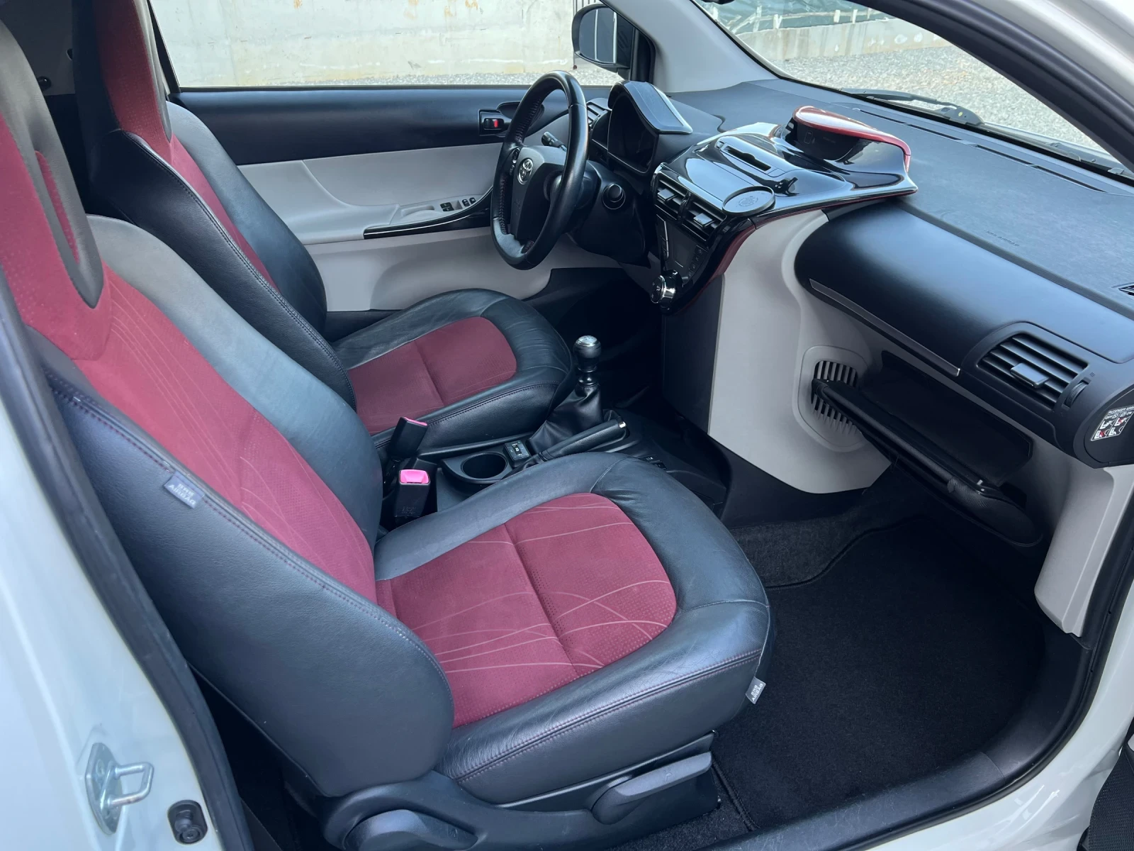 Toyota IQ 1.33i ШВЕЙЦАРИЯ, снимка 7 - Автомобили и джипове - 53743044