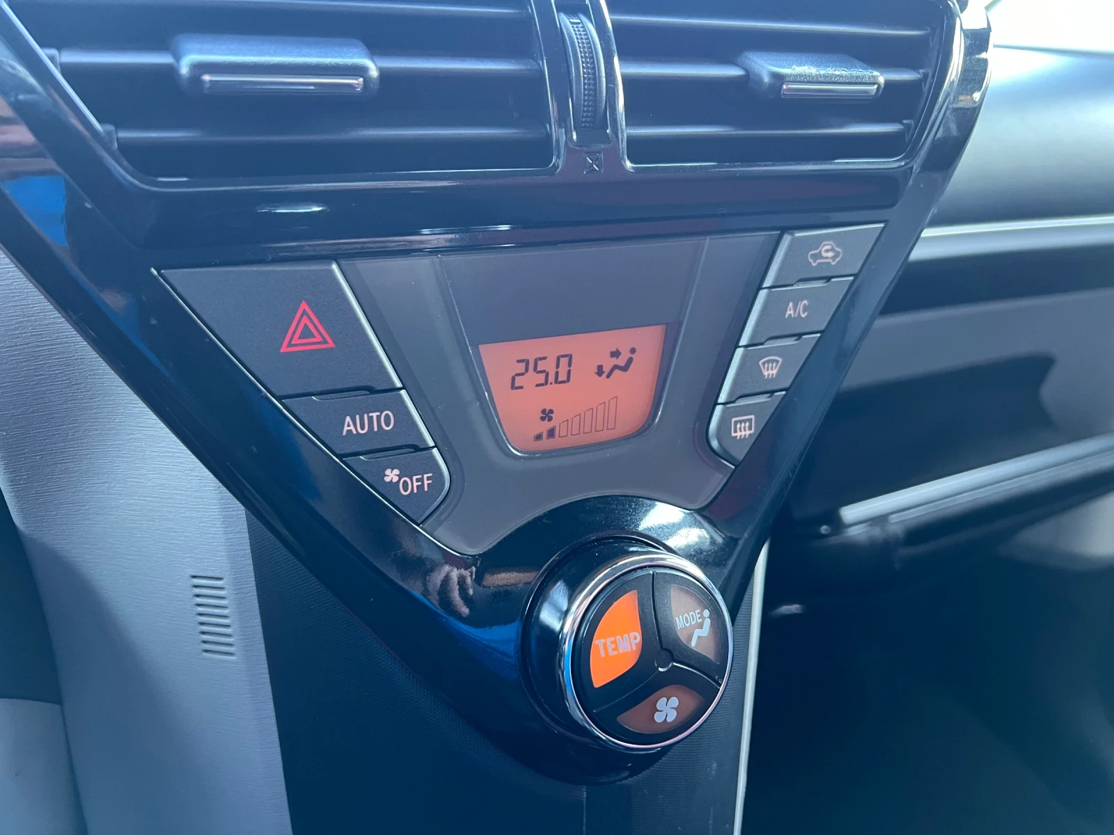 Toyota IQ 1.33i ШВЕЙЦАРИЯ, снимка 11 - Автомобили и джипове - 53743044