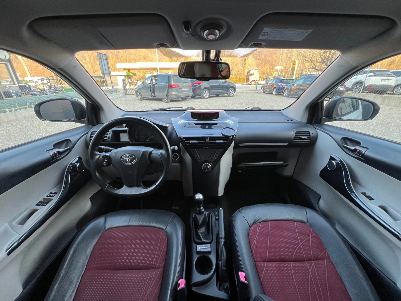 Toyota IQ 1.33i ШВЕЙЦАРИЯ, снимка 9 - Автомобили и джипове - 53743044