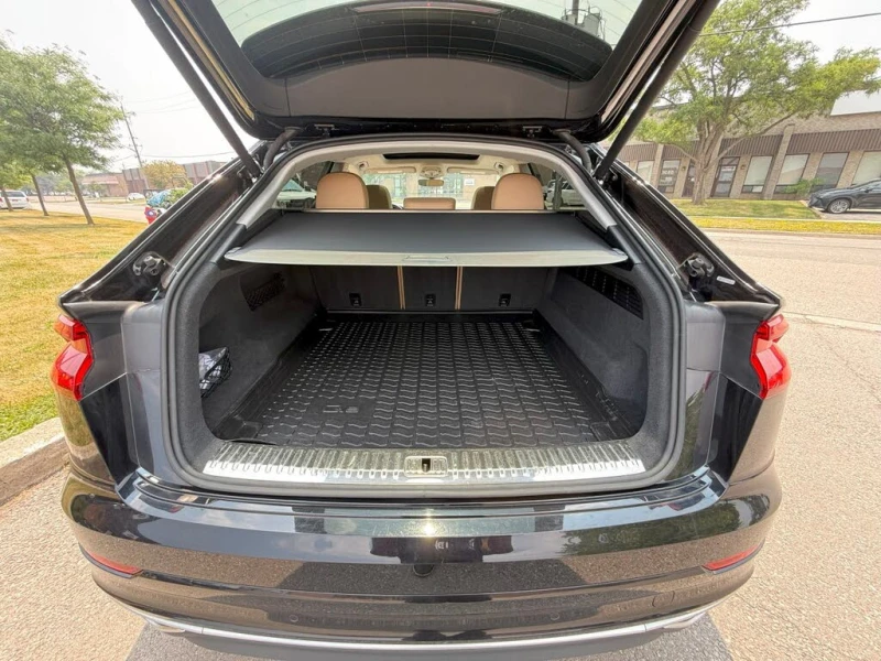 Audi Q8 BANG & OLUFSEN 3D* , DISTRONIC, ОБДУХВАНЕ, PANORAM, снимка 14 - Автомобили и джипове - 52642097