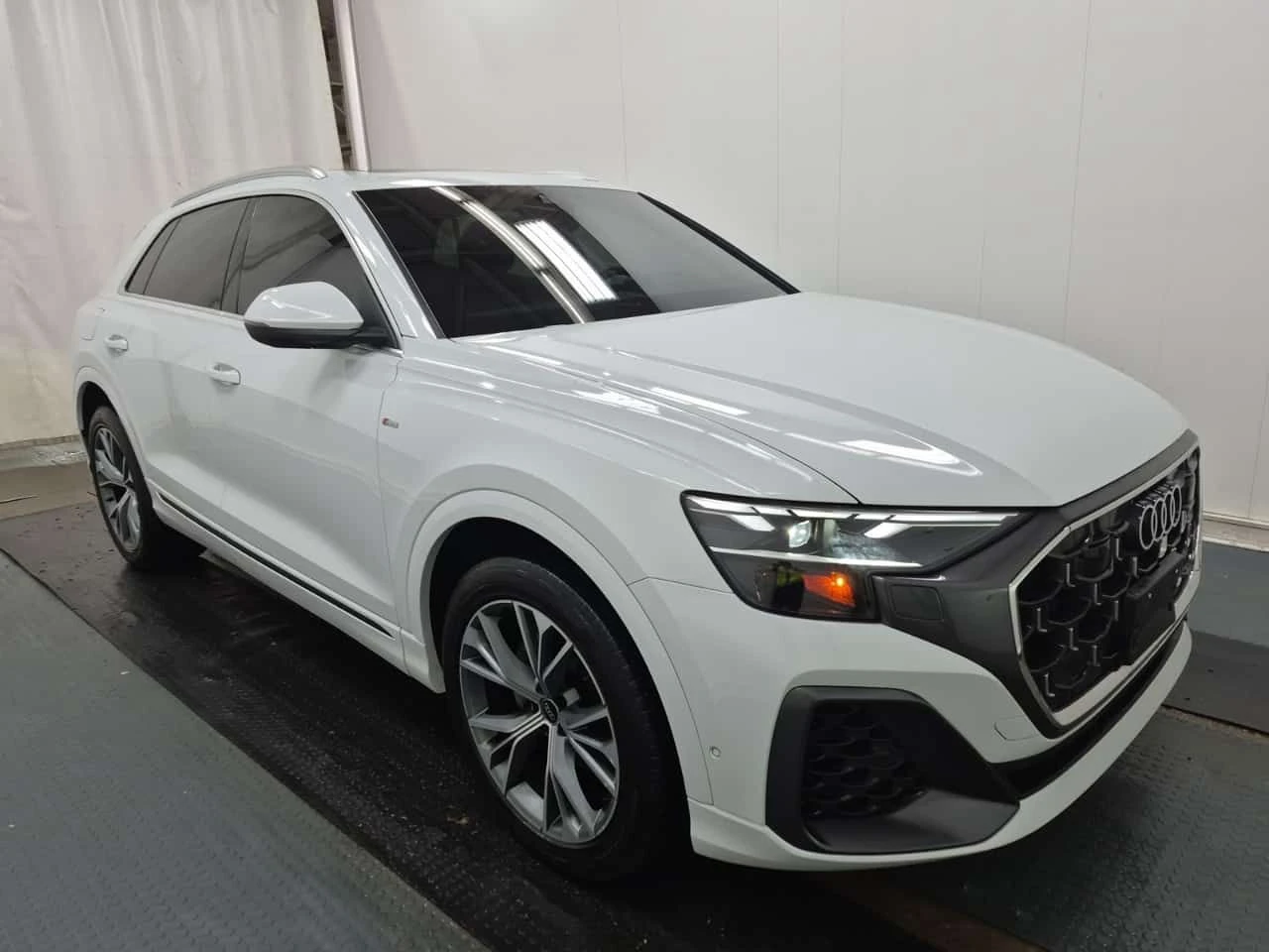 Audi Q8 * Progressiv * БЕЗ ЗАБЕЛЕЖКИ* ПАНОРАМА* 360 КАМЕРА, снимка 2 - Автомобили и джипове - 54224513