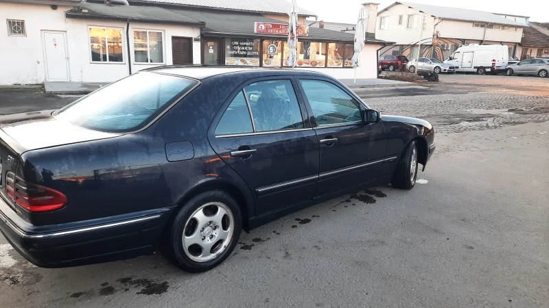 Mercedes-Benz E 220 CDI авангард, снимка 2 - Автомобили и джипове - 48602504