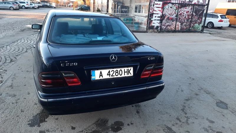 Mercedes-Benz E 220 CDI авангард, снимка 4 - Автомобили и джипове - 48602504