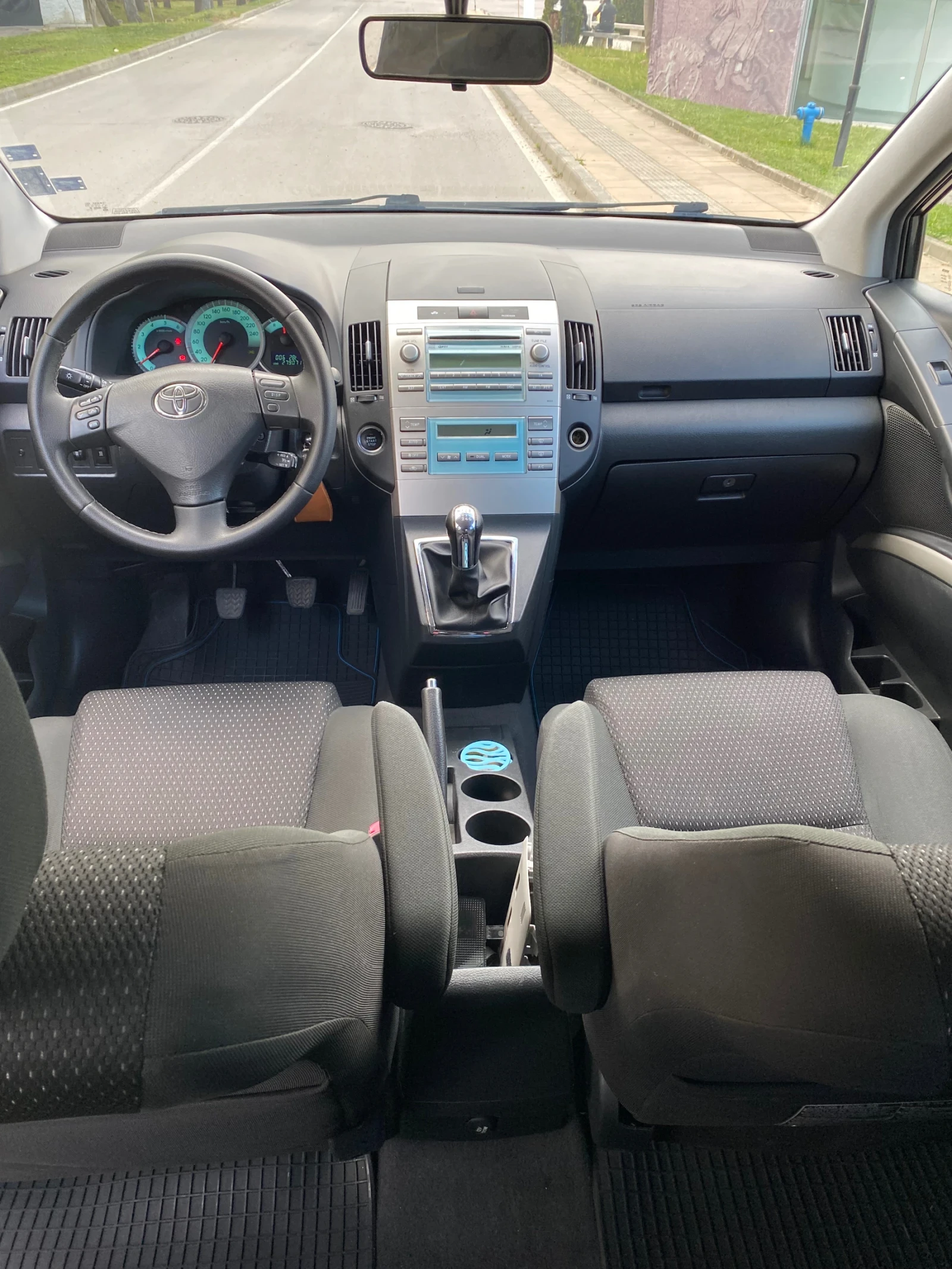 Toyota Corolla verso 2.2D - изображение 9