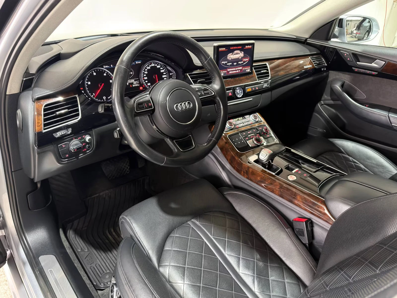 Audi A8 3.0TDI/262HP/MASSAGE/BOSE/MATRIX/AHK/MEMO/HUD/351q, снимка 8 - Автомобили и джипове - 54701923