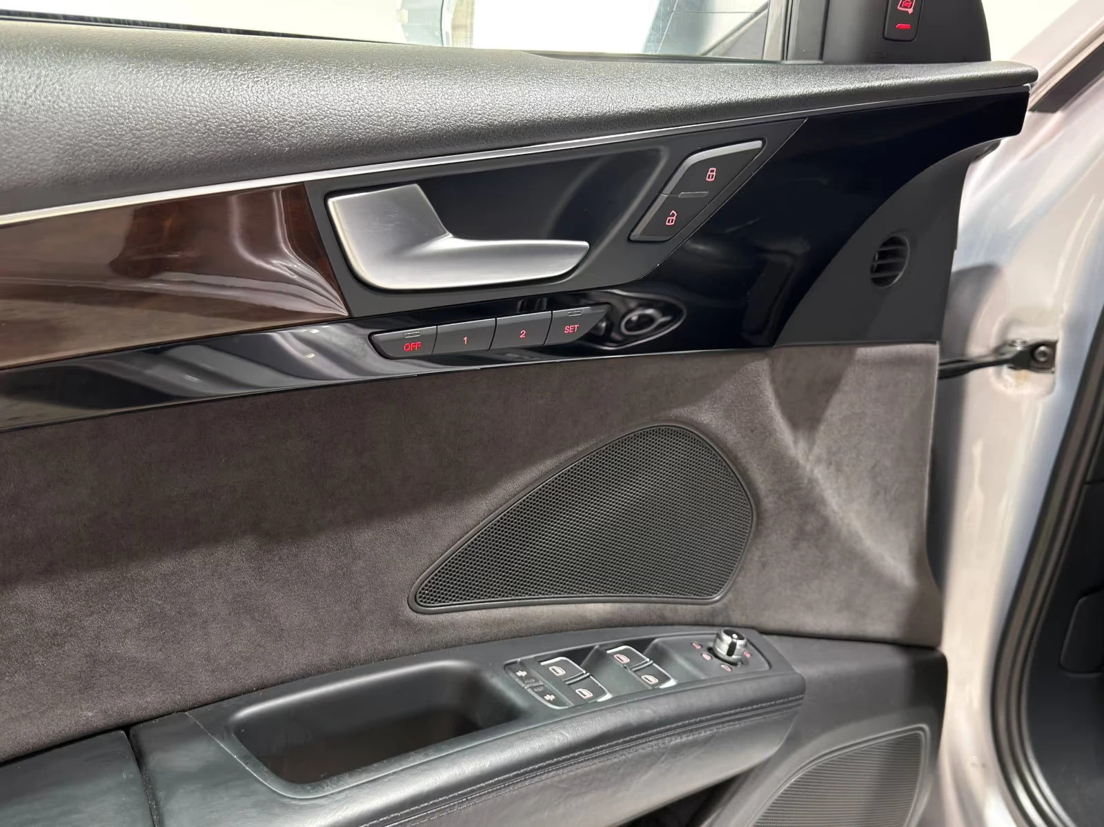 Audi A8 3.0TDI/262HP/MASSAGE/BOSE/MATRIX/AHK/MEMO/HUD/351q, снимка 13 - Автомобили и джипове - 54701923