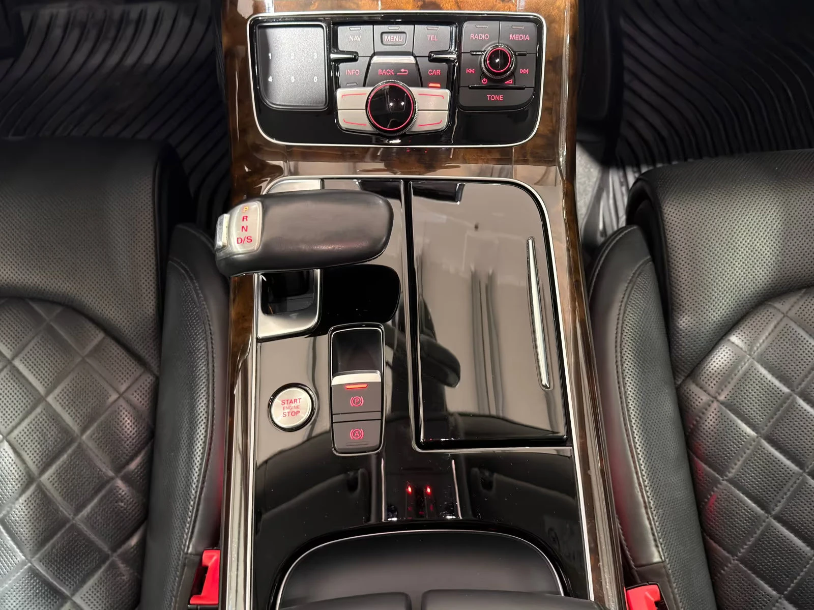 Audi A8 3.0TDI/262HP/MASSAGE/BOSE/MATRIX/AHK/MEMO/HUD/351q, снимка 12 - Автомобили и джипове - 54701923