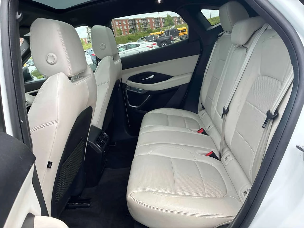 Jaguar E-pace SE R-DYNAMIC| PANO| ПОДГРЕВИ| KEYLESS| , снимка 13 - Автомобили и джипове - 55259887