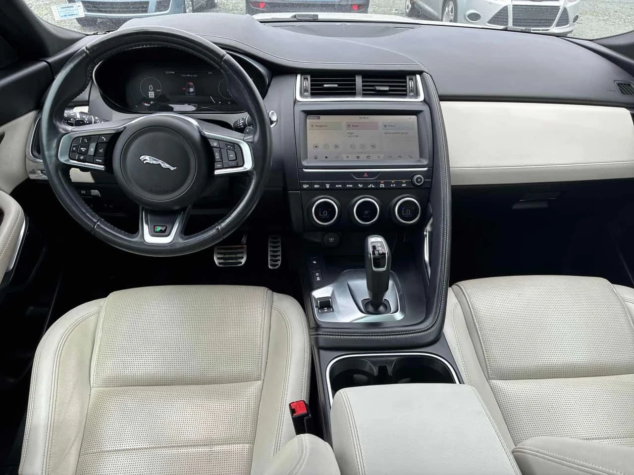 Jaguar E-pace SE R-DYNAMIC| PANO| ПОДГРЕВИ| KEYLESS| , снимка 9 - Автомобили и джипове - 55259887
