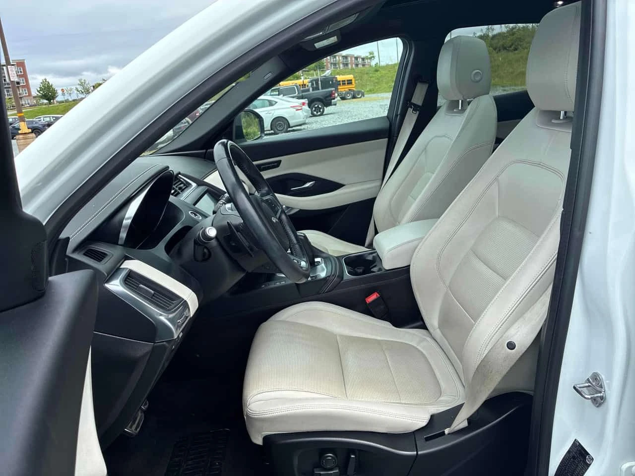 Jaguar E-pace SE R-DYNAMIC| PANO| ПОДГРЕВИ| KEYLESS| , снимка 8 - Автомобили и джипове - 55259887