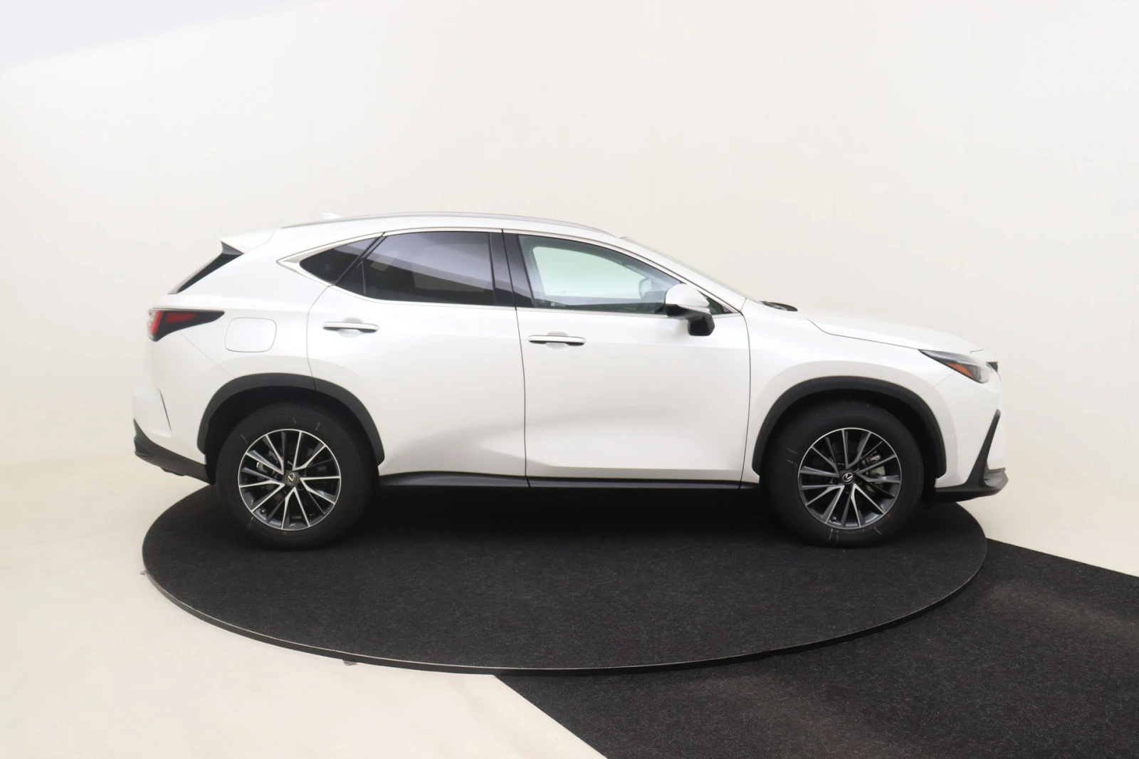 Lexus NX 450 h - изображение 6