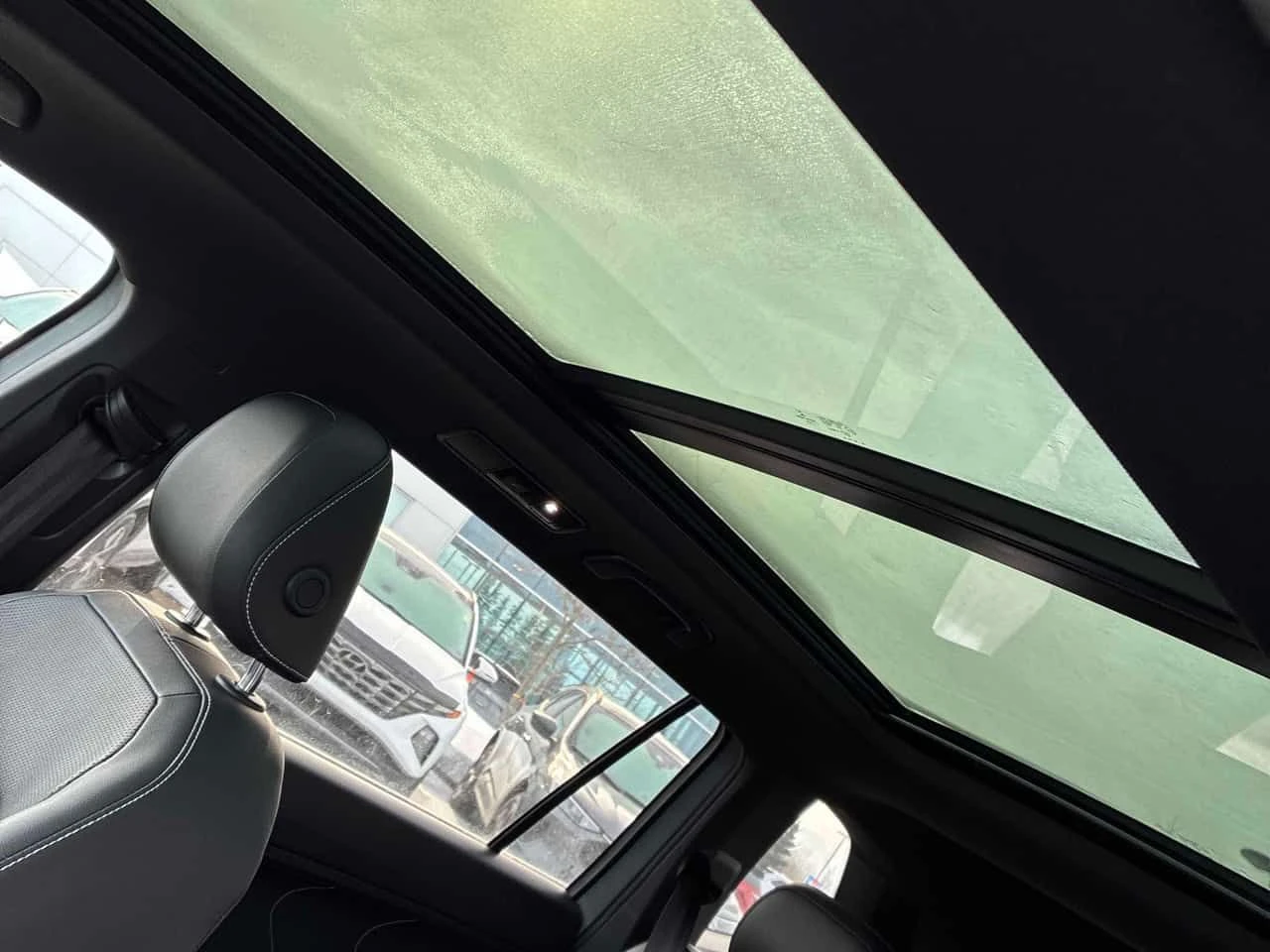 VW Tiguan  Highline R Line/Панорама/Подгрев/Кейлес/Клип - изображение 10