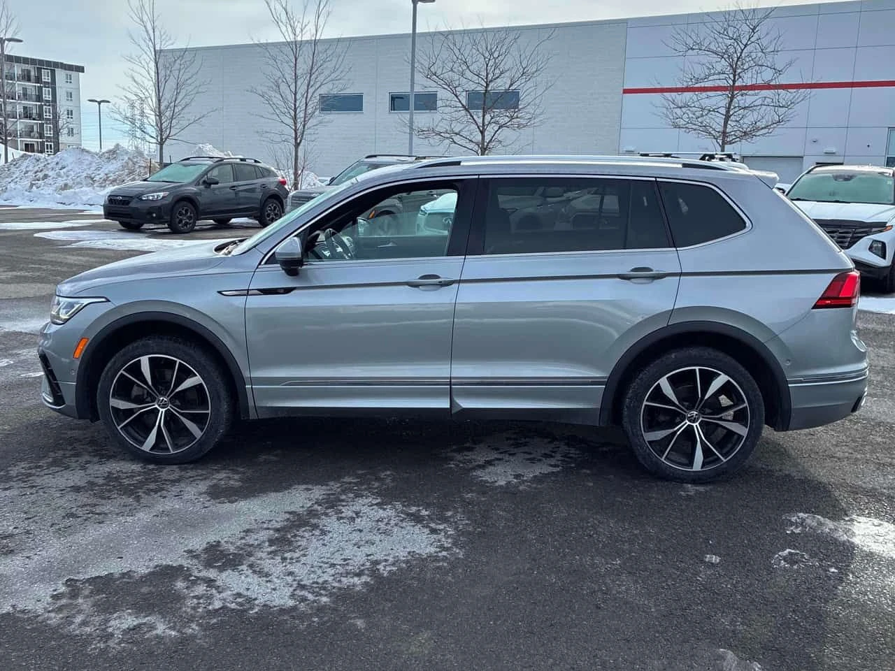 VW Tiguan  Highline R Line/Панорама/Подгрев/Кейлес/Клип - изображение 3