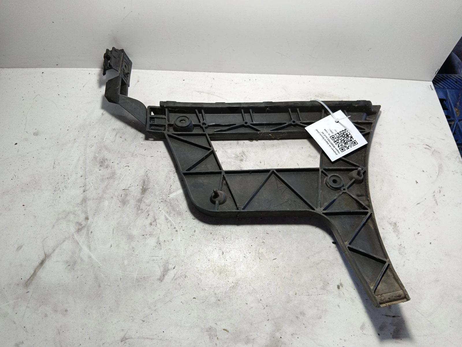 държач за задна броня (ляв) седан 8K5807453 Audi A4