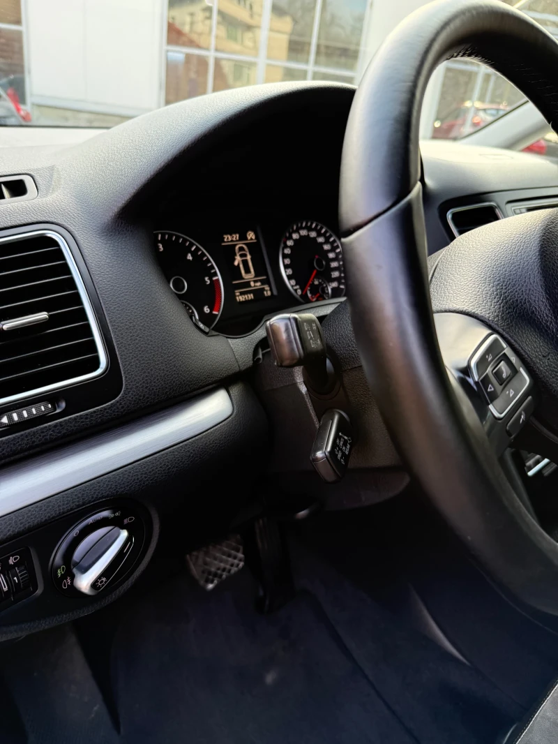 VW Sharan 2.0 TDI DSG 7местен, снимка 15 - Автомобили и джипове - 52947439
