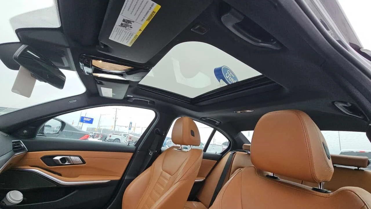 BMW 330 i xDrive/CARFAX/ШИБИДАХ/ПОДГРЕВИ/ДИСТРОНИК/360 CAM, снимка 16 - Автомобили и джипове - 53933722