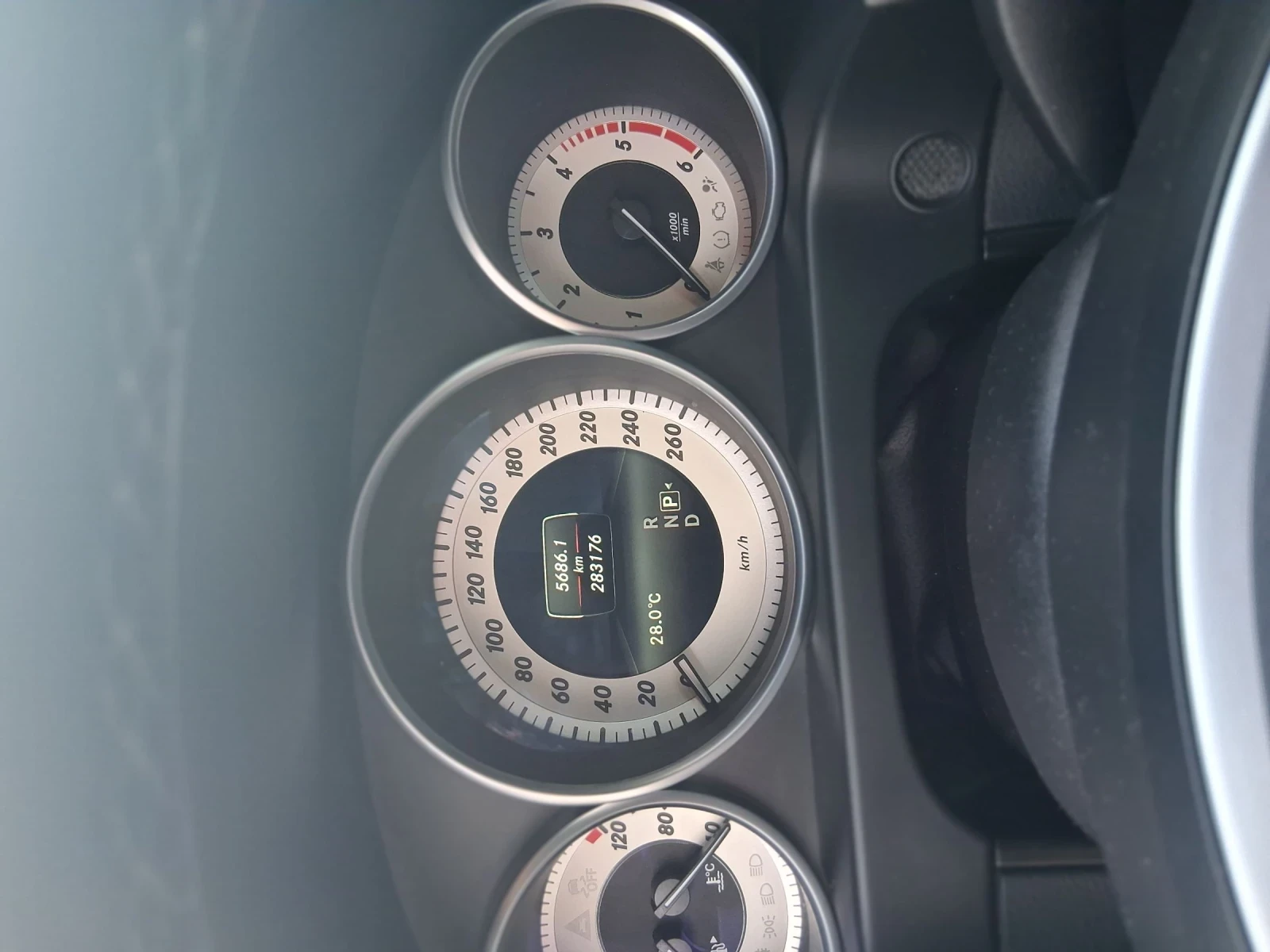 Mercedes-Benz E 200, снимка 9 - Автомобили и джипове - 53969730