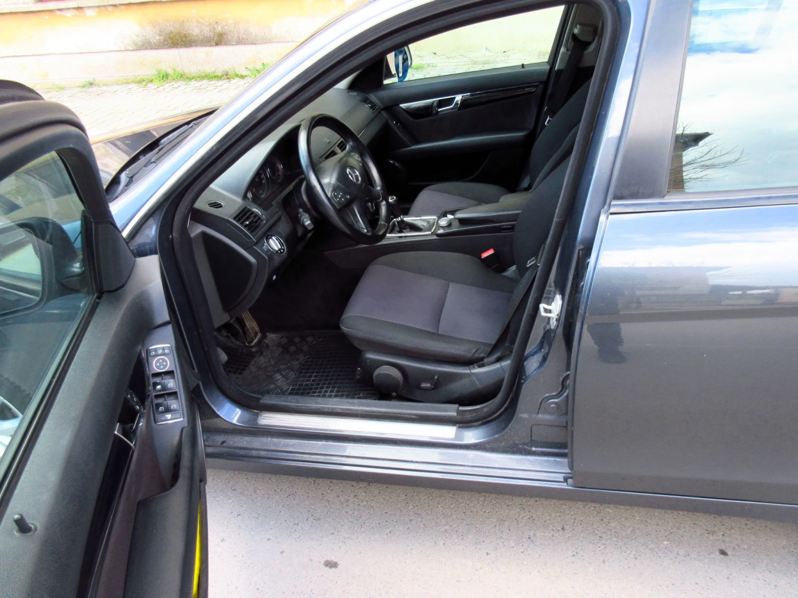 Mercedes-Benz C 220 220, снимка 9 - Автомобили и джипове - 54099637