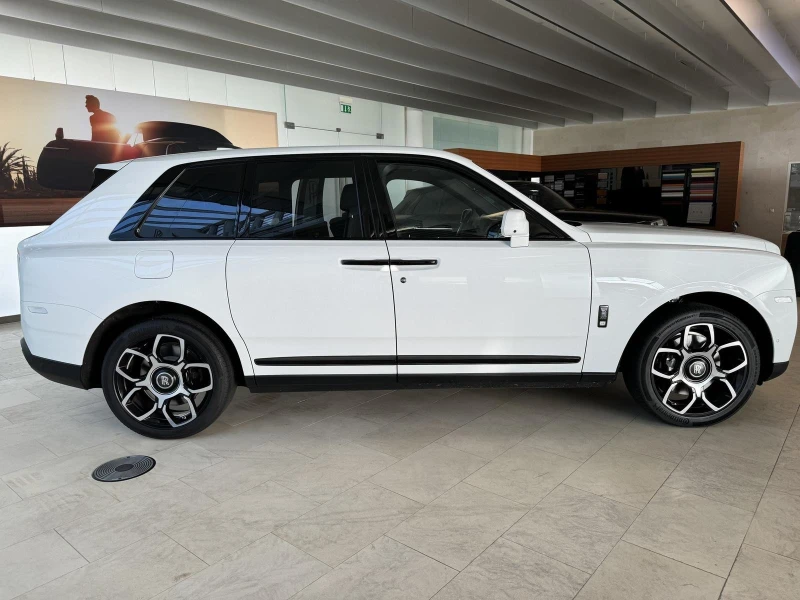 Rolls-Royce Cullinan BLACK BADGE/ BESPOKE/ SHOOTING STAR/ HEAD UP/ 360/, снимка 5 - Автомобили и джипове - 51590188