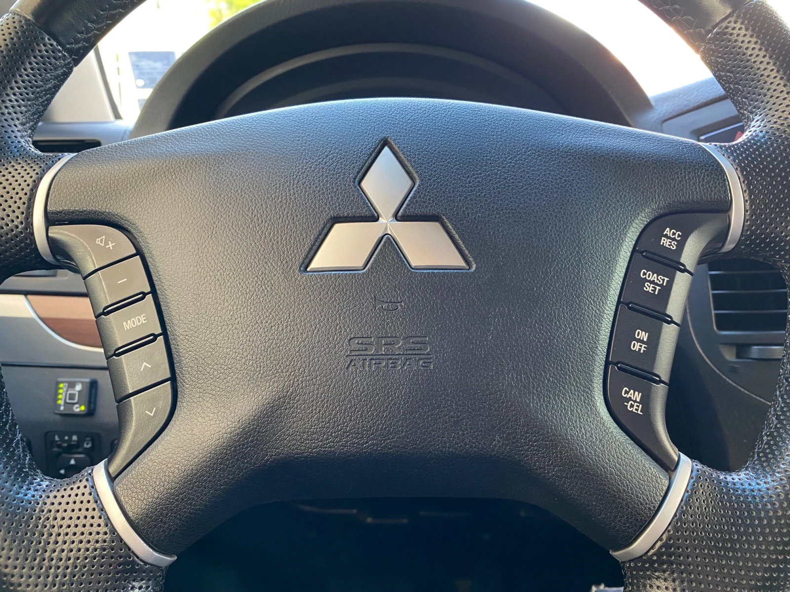 Mitsubishi Pajero 3.8 V6 MIVEC/4X4/LPG/AUTOMATIC - изображение 10