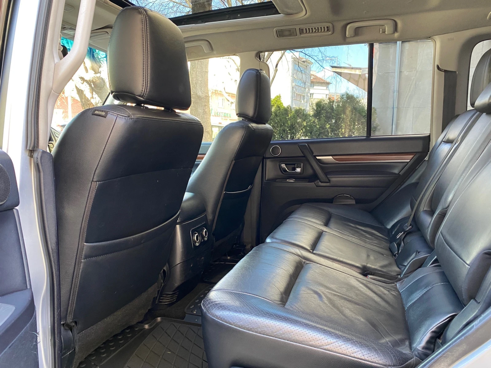 Mitsubishi Pajero 3.8 V6 MIVEC/4X4/LPG/AUTOMATIC - изображение 6