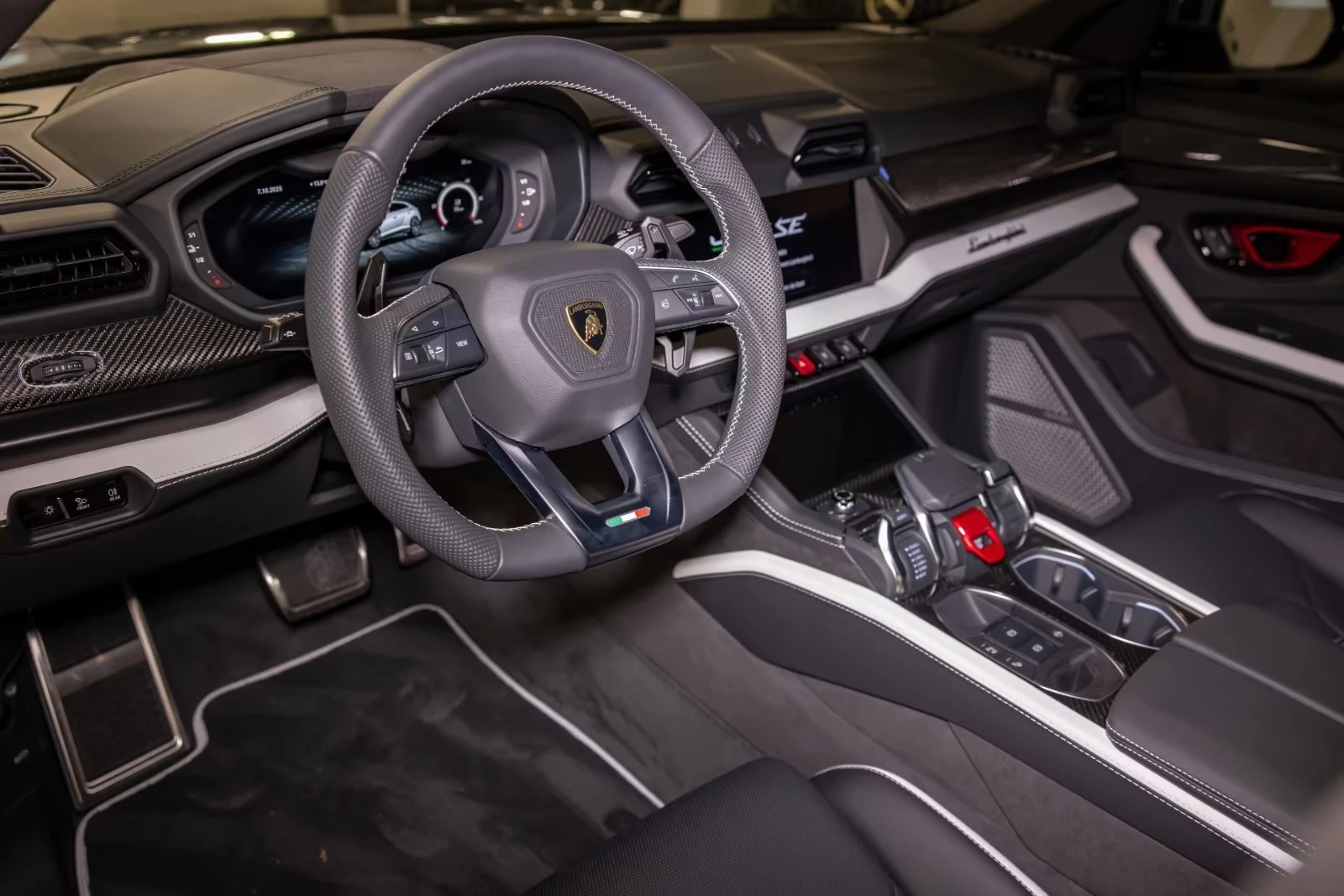 Lamborghini Urus SE Pano* Carbon* B&O* Massage, снимка 10 - Автомобили и джипове - 54998718
