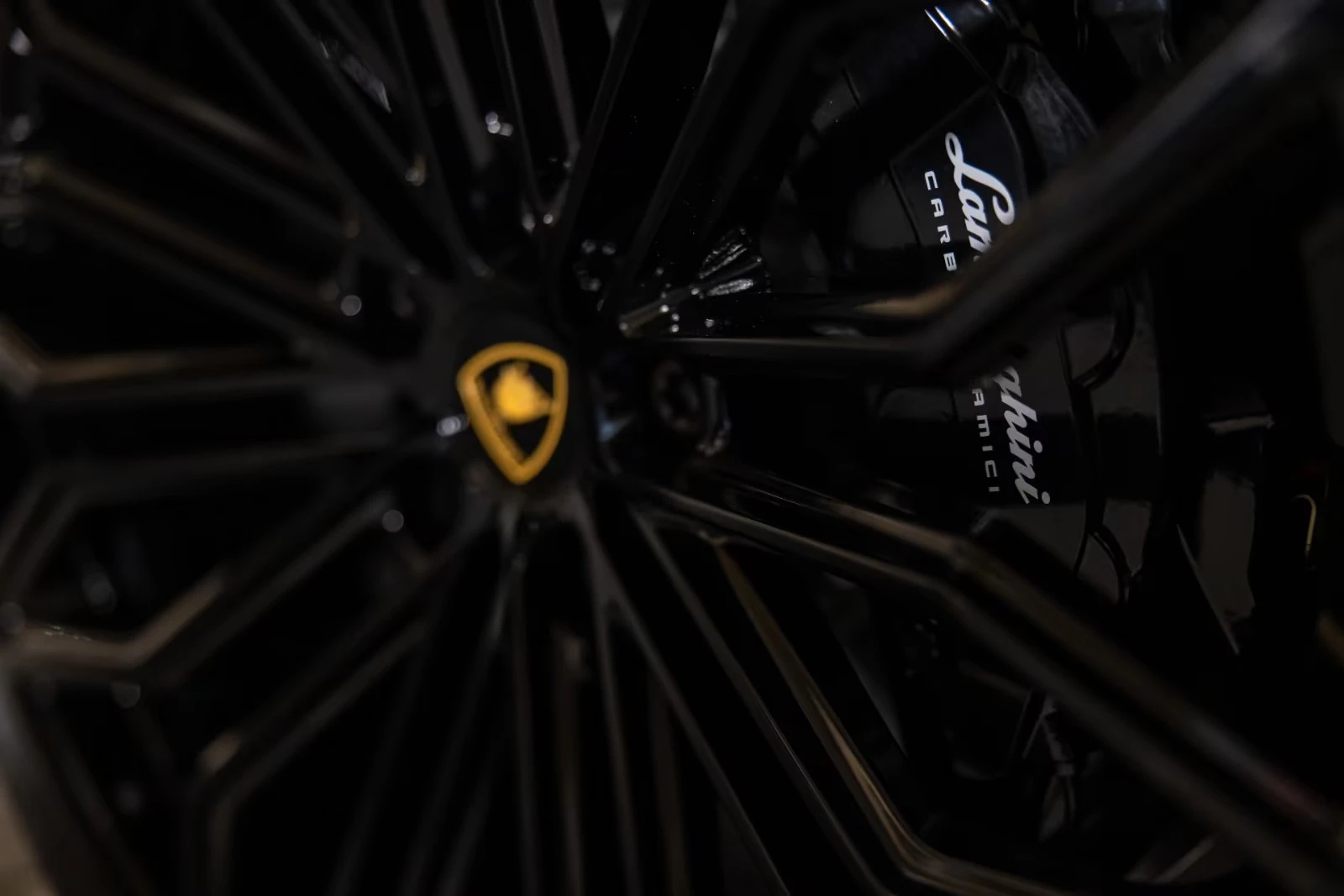 Lamborghini Urus SE Pano* Carbon* B&O* Massage, снимка 8 - Автомобили и джипове - 54998718