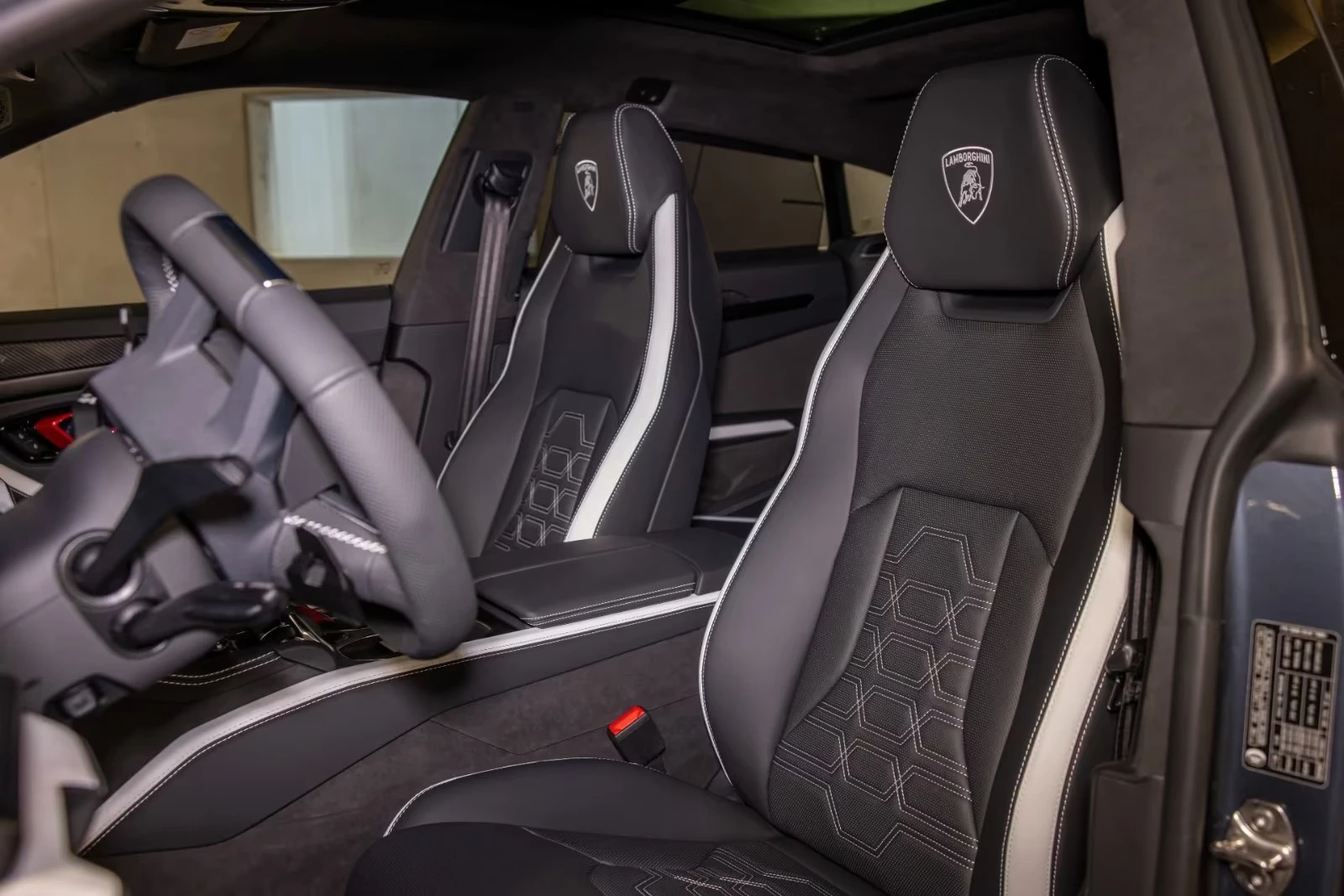 Lamborghini Urus SE Pano* Carbon* B&O* Massage, снимка 9 - Автомобили и джипове - 54998718