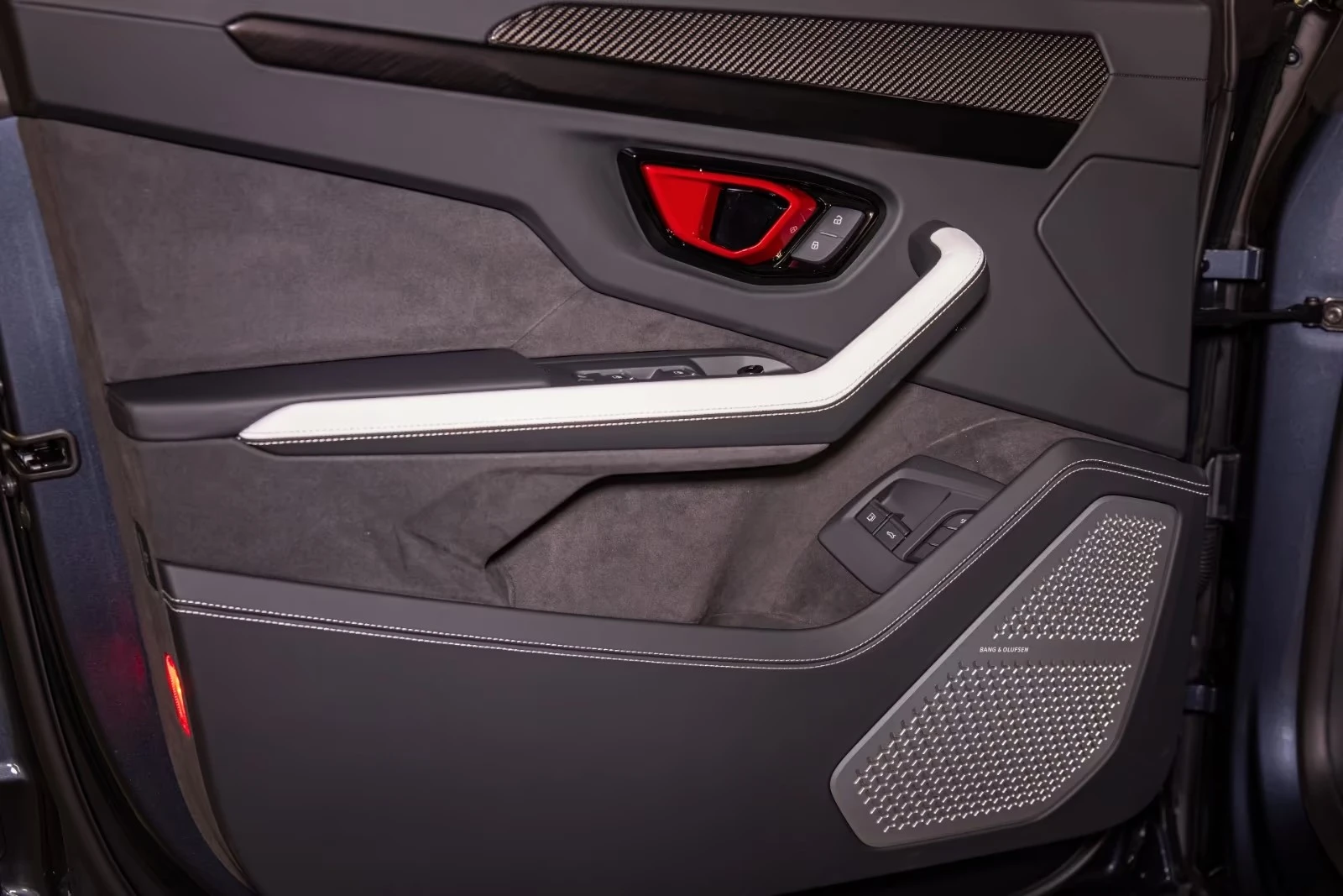 Lamborghini Urus SE Pano* Carbon* B&O* Massage, снимка 17 - Автомобили и джипове - 54998718