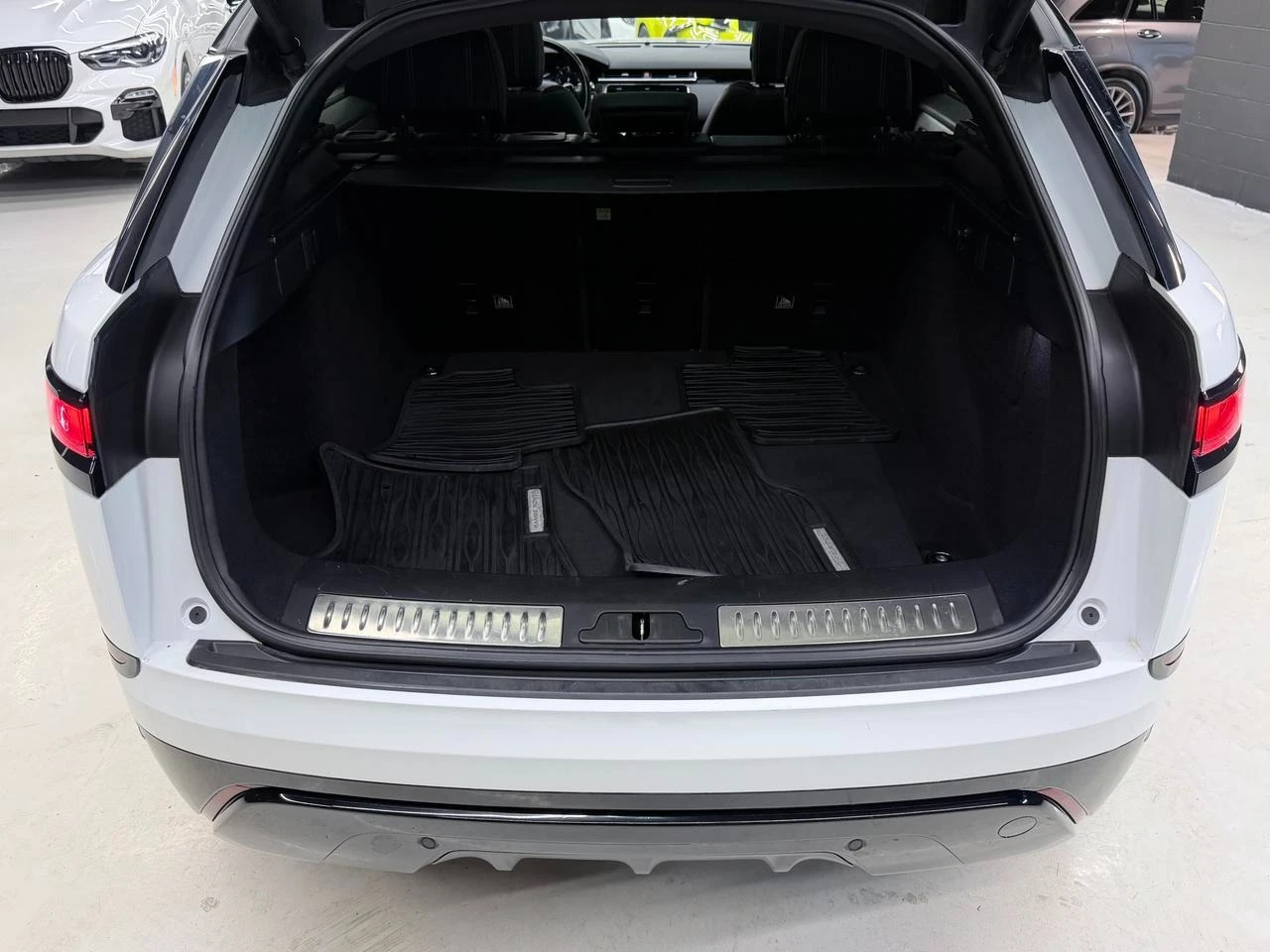 Land Rover Range Rover Velar P180 D AWD R-Dynamic SE, снимка 17 - Автомобили и джипове - 55310795