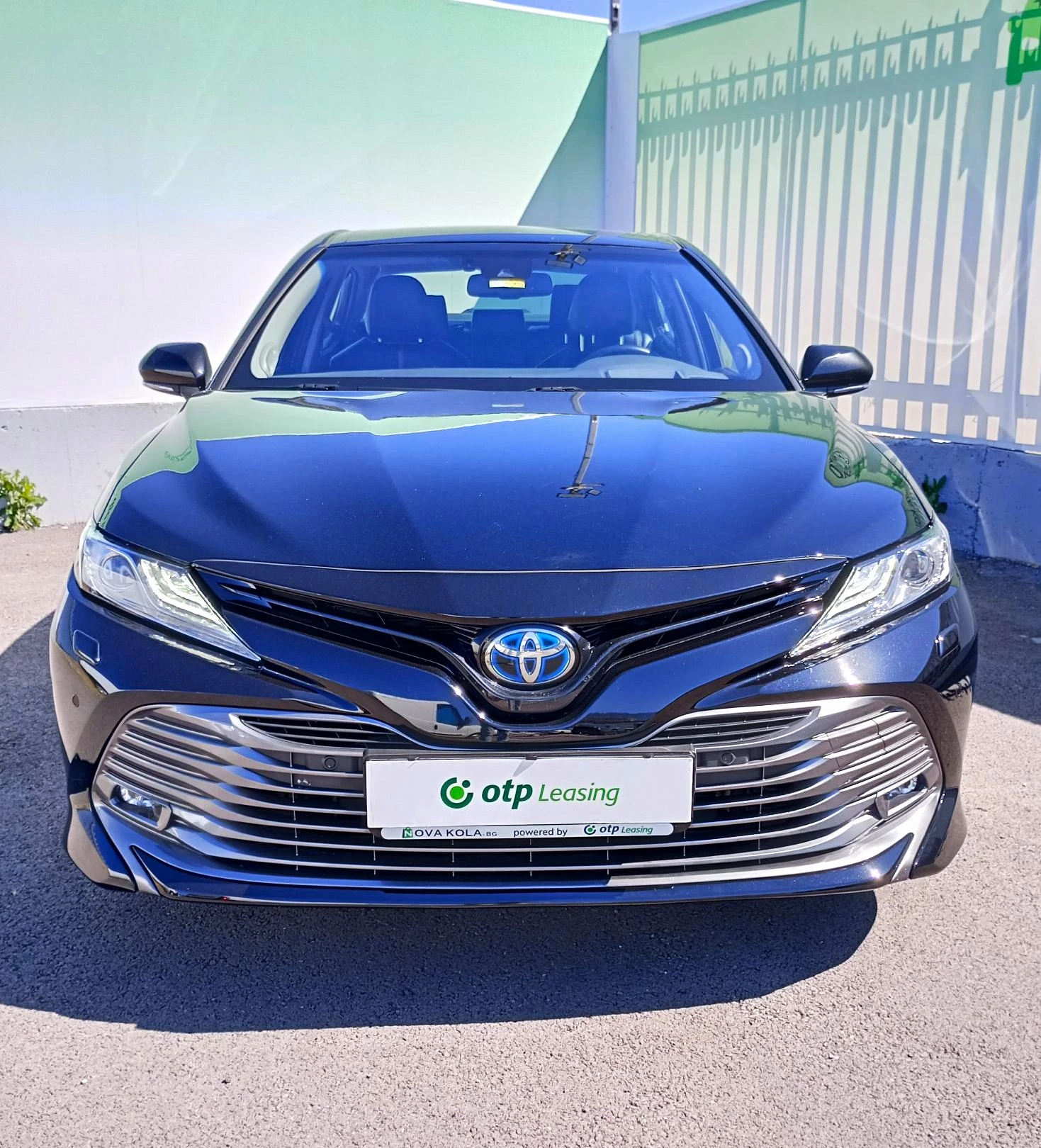 Toyota Camry 2.5 HYBRID, снимка 2 - Автомобили и джипове - 54930310
