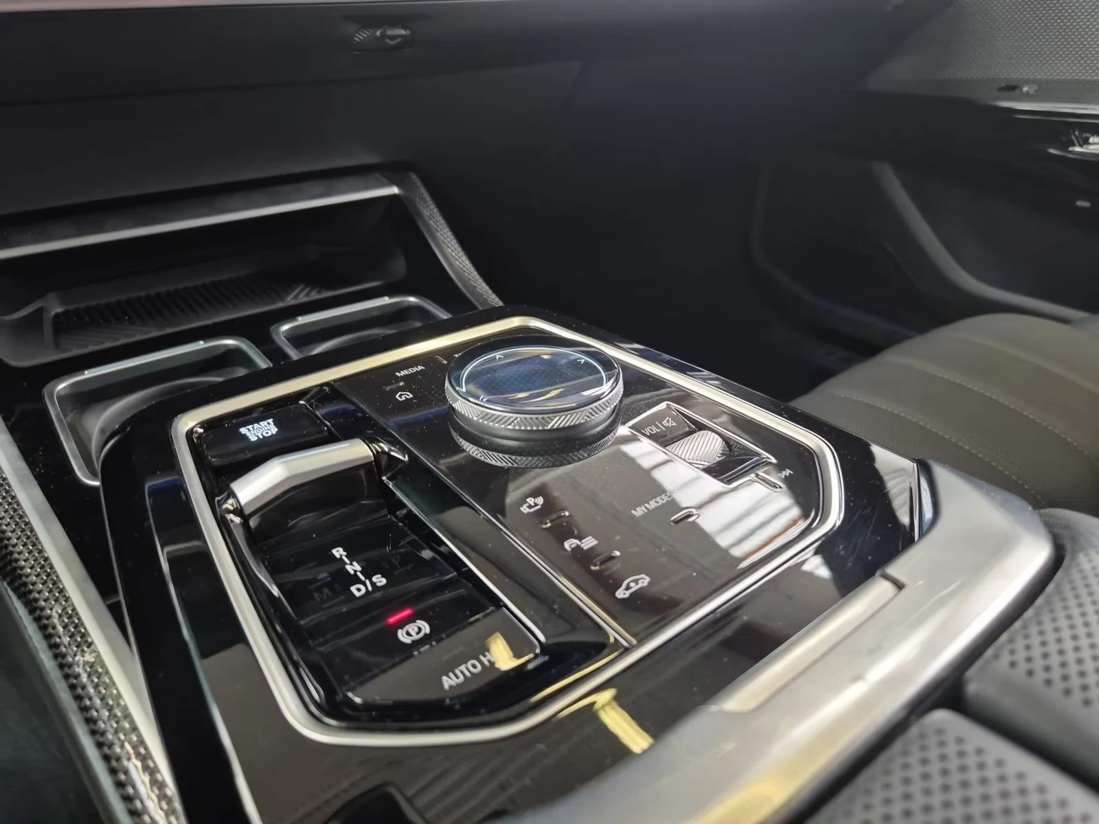 BMW 750 e/xDRIVE/313HP/M-SPORT PRO/360/PANO/ACC/HUD/591z, снимка 13 - Автомобили и джипове - 55260417