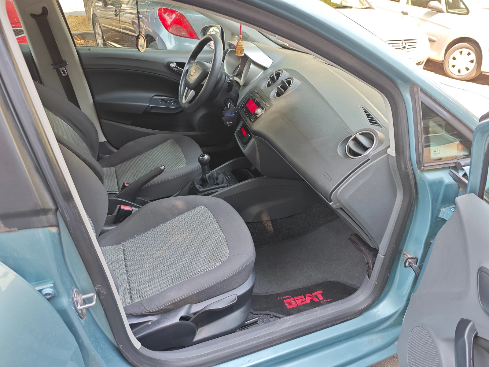 Seat Ibiza 1.4 Газ * клима* , снимка 13 - Автомобили и джипове - 55806653