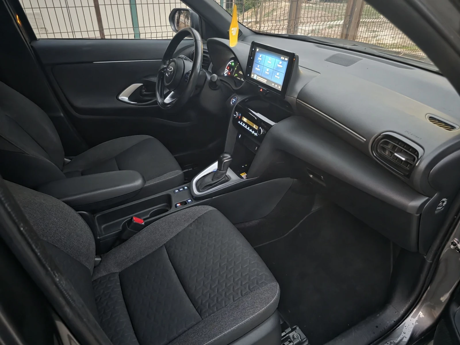 Toyota Yaris Cross Hybrid* NAVI* LED* KEYLESS* KAMERA* DISTRONIC* , снимка 10 - Автомобили и джипове - 56013552