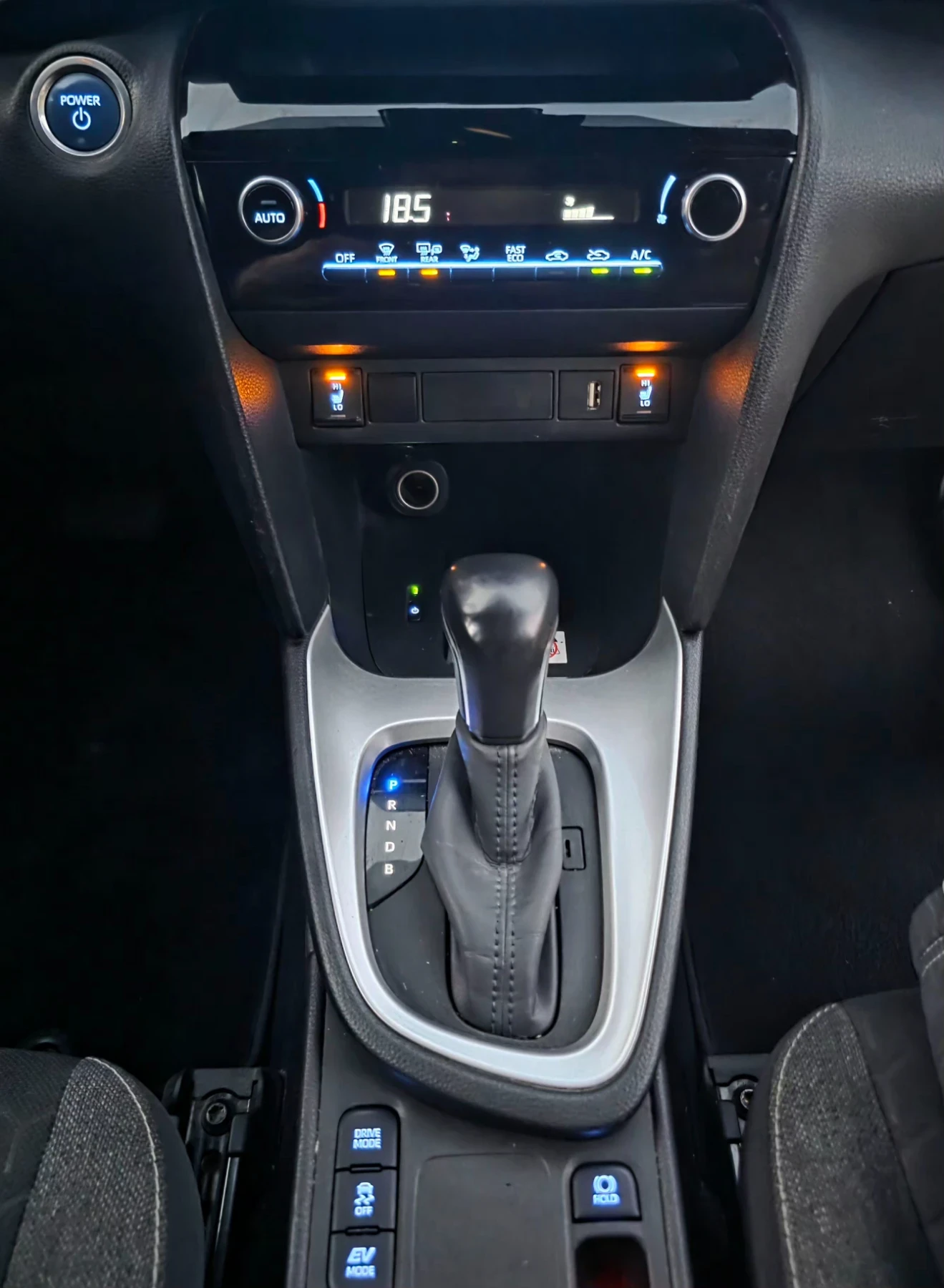 Toyota Yaris Cross Hybrid* NAVI* LED* KEYLESS* KAMERA* DISTRONIC* , снимка 15 - Автомобили и джипове - 56013552
