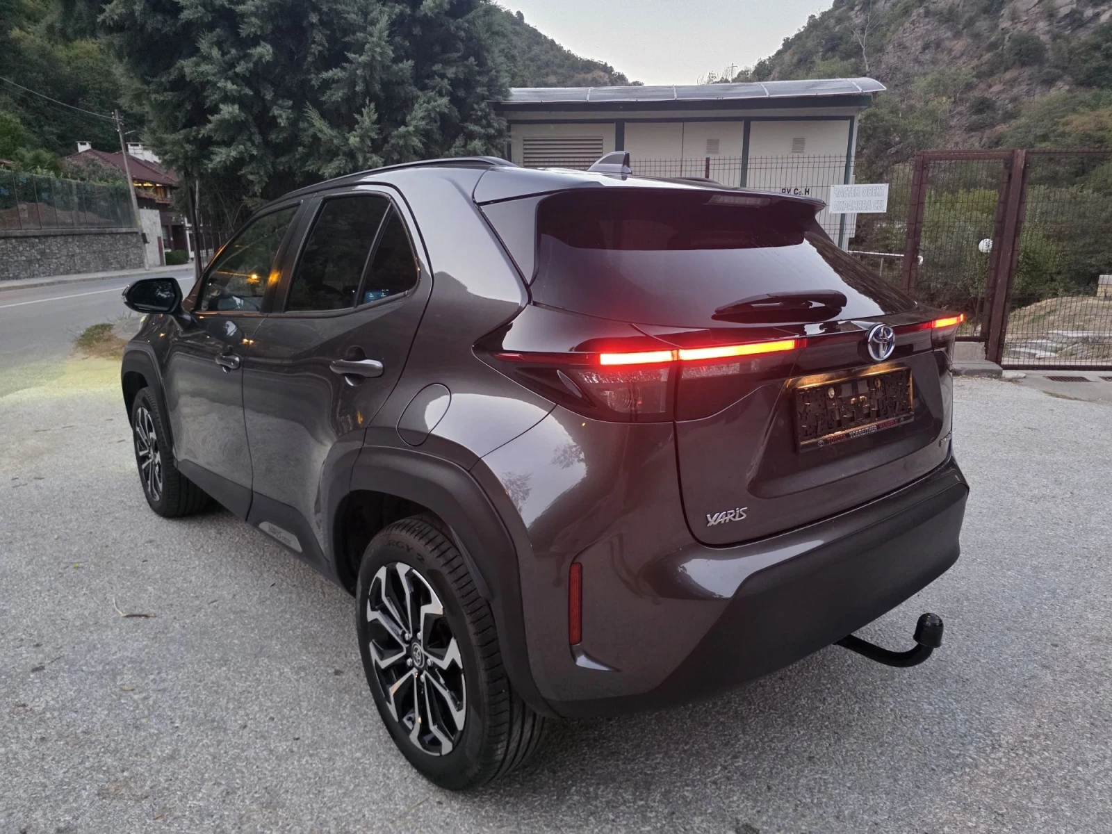 Toyota Yaris Cross Hybrid* NAVI* LED* KEYLESS* KAMERA* DISTRONIC* , снимка 4 - Автомобили и джипове - 56013552