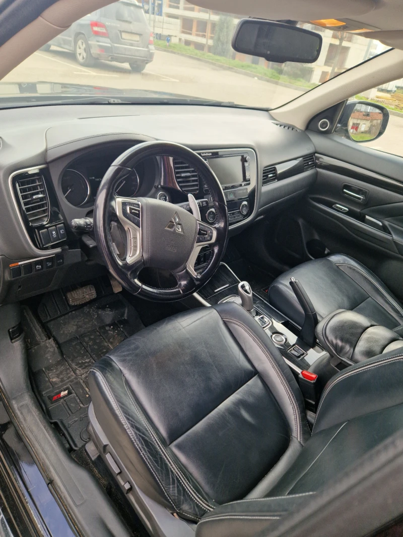 Mitsubishi Outlander PHEV 2016 | Реални км | Обслужена | 360 , снимка 6 - Автомобили и джипове - 53416421