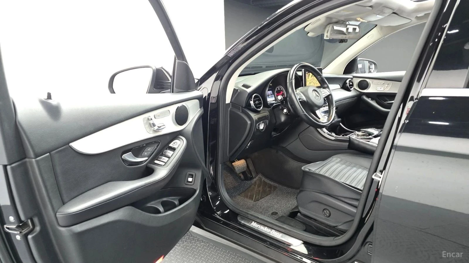 Mercedes-Benz GLC 220, снимка 10 - Автомобили и джипове - 56726945