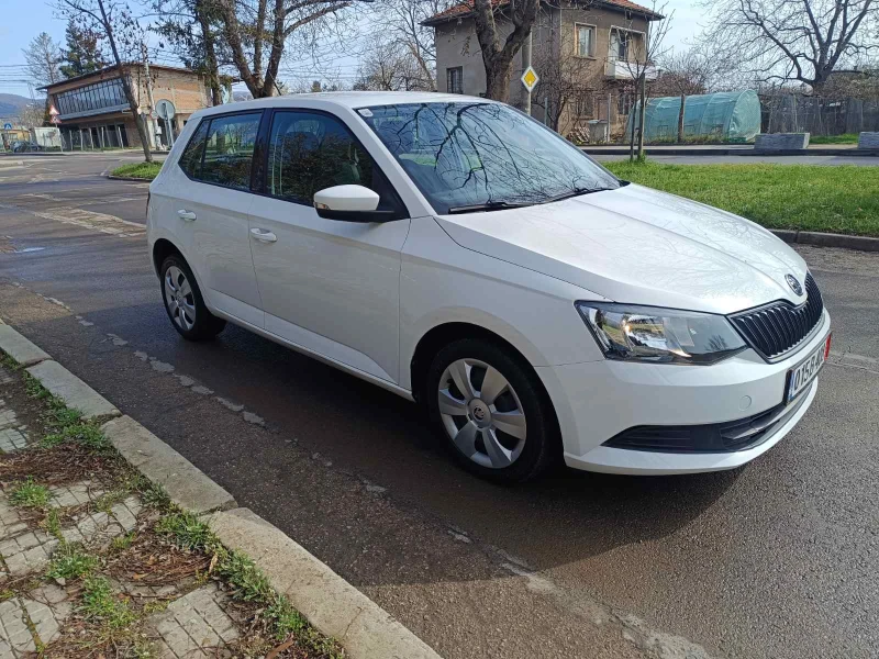Skoda Fabia 2018г./Отлично състояние, снимка 3 - Автомобили и джипове - 48992618