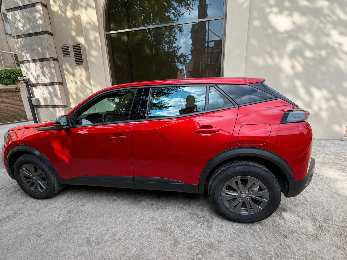 Peugeot 2008 1.2 PureTech 130 к.с. EAT8 ГАРАНЦИЯ , снимка 8 - Автомобили и джипове - 54138839