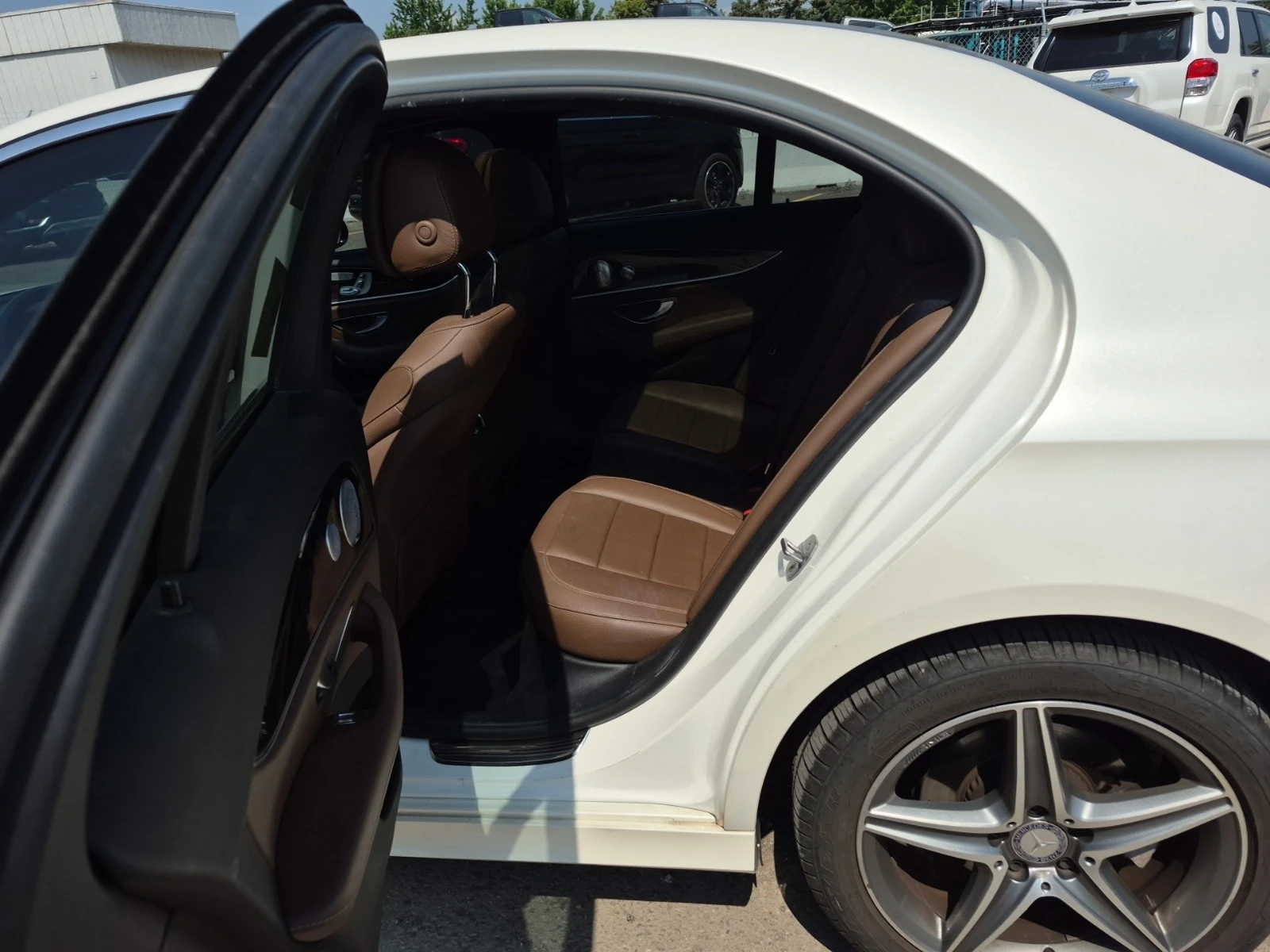 Mercedes-Benz E 300 AMG * BURMESTER * ПАНОРАМА * СЕРВИЗНА ИСТОРИЯ * , снимка 9 - Автомобили и джипове - 55136175