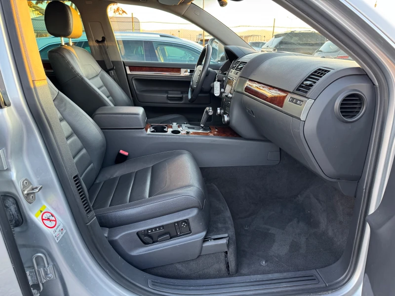 VW Touareg 2.5TDI-NAVI-KOJA-XENON-PODJREV-4X4-PAMET, снимка 13 - Автомобили и джипове - 47901078