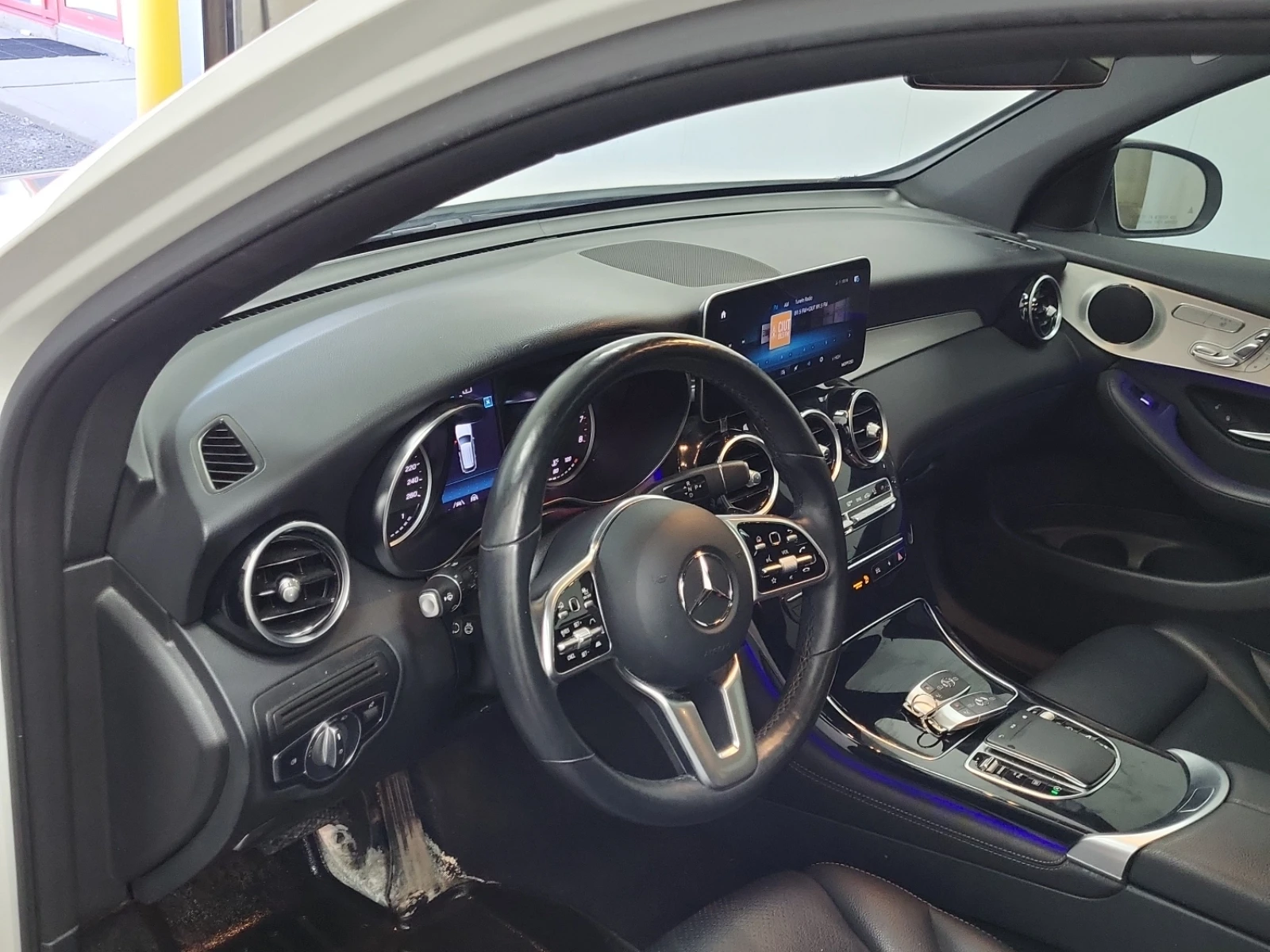 Mercedes-Benz GLC 300 * 4MATIC * PANORAMA * CARFAX * АвтоКредит - изображение 8