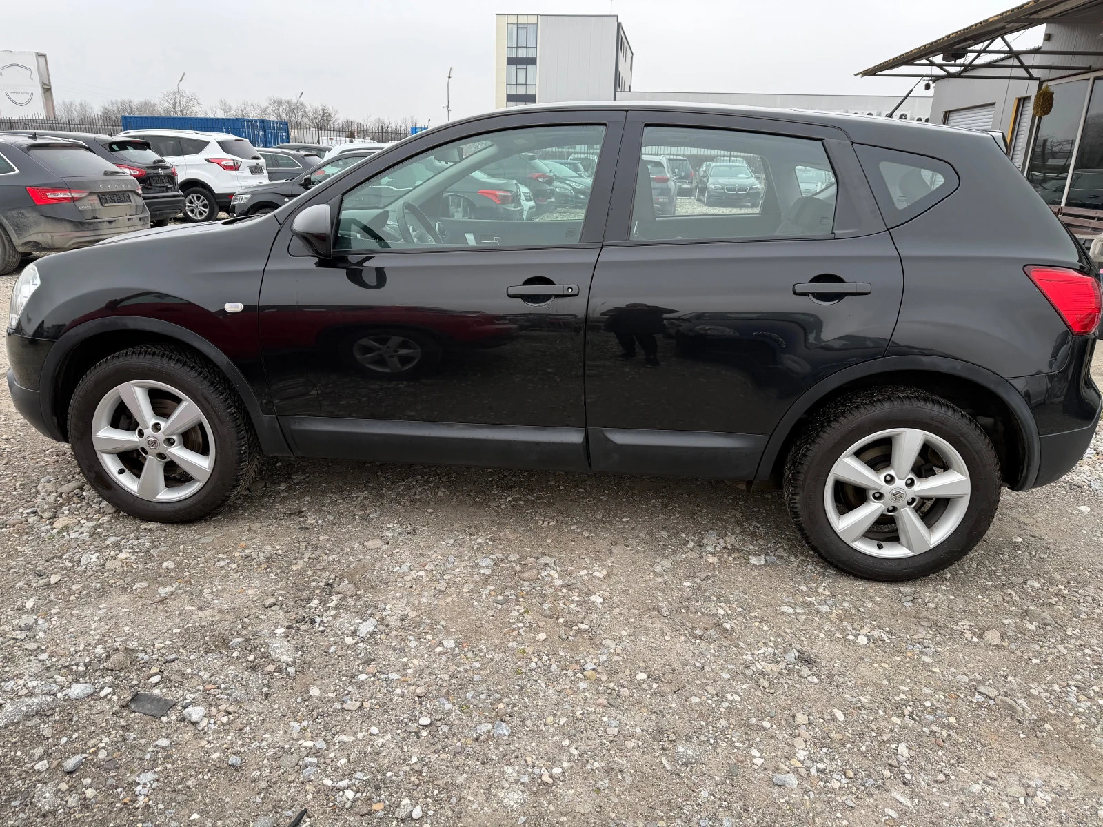 Nissan Qashqai 2.0  4X4 - изображение 8