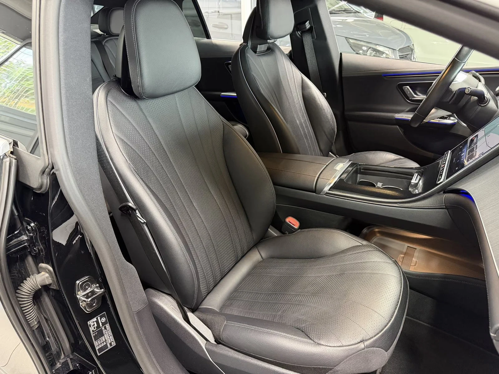 Mercedes-Benz EQE 300/245HP/AMG/DISTR/MEMO/CAM/880z, снимка 12 - Автомобили и джипове - 56083287