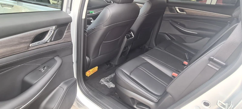 DONGFENG E5 1.5i Plug in Hybrid, снимка 12 - Автомобили и джипове - 52548523